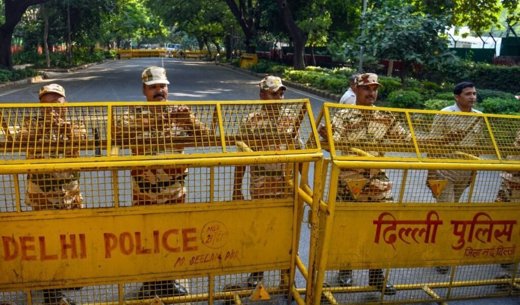 Raisina Hill Restrictions Controversy: केंद्रीय गृह सचिव ने सुप्रीम कोर्ट से मांगी माफी, कहा- ‘कानून-व्यवस्था बनाए रखना था मकसद’ Raisina Hill Restrictions Controversy: केंद्रीय गृह सचिव ने सुप्रीम कोर्ट से मांगी माफी, कहा- ‘कानून-व्यवस्था बनाए रखना था मकसद’