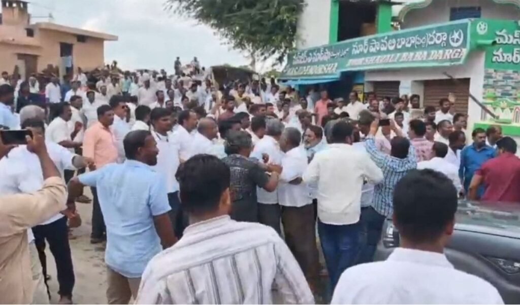 TDP और YSRCP समर्थकों के बीच Annamayya में भारी हिंसा, कई गाड़ियां फूंकीं, दफ्तर में तोड़फोड़ TDP और YSRCP समर्थकों के बीच Annamayya में भारी हिंसा, कई गाड़ियां फूंकीं, दफ्तर में तोड़फोड़