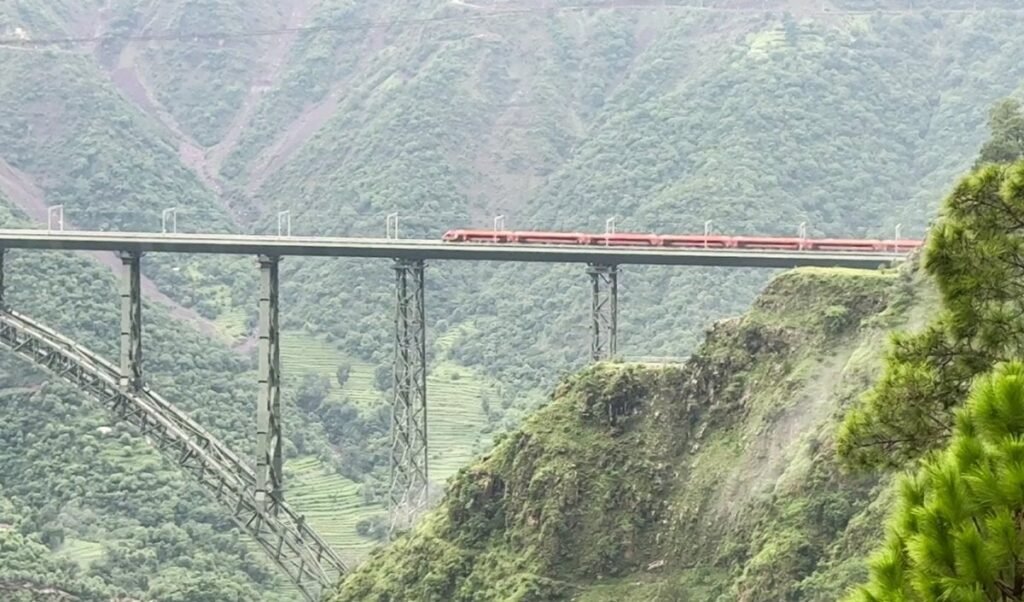 USBRL प्रोजेक्ट में Katra Banihal सेक्शन की स्पीड बढ़ी, 100 Kmph की रफ्तार से दौड़ी Vande Bharat USBRL प्रोजेक्ट में Katra Banihal सेक्शन की स्पीड बढ़ी, 100 Kmph की रफ्तार से दौड़ी Vande Bharat