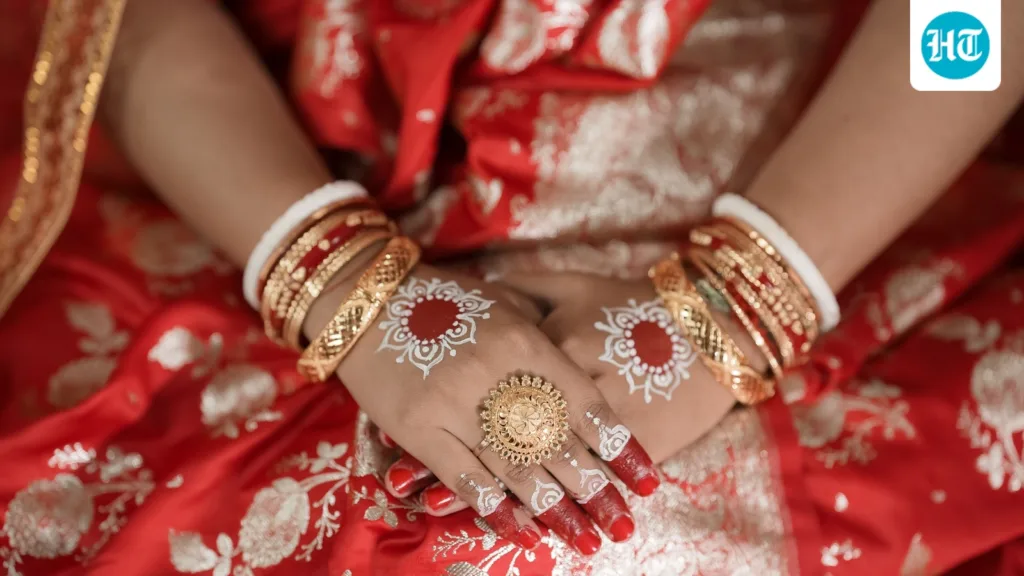 Why do Bengali brides wear Shakha Pola after marriage? Understanding the meaning behind the white and red bangles Why do Bengali brides wear Shakha Pola after marriage? Understanding the meaning behind the white and red bangles