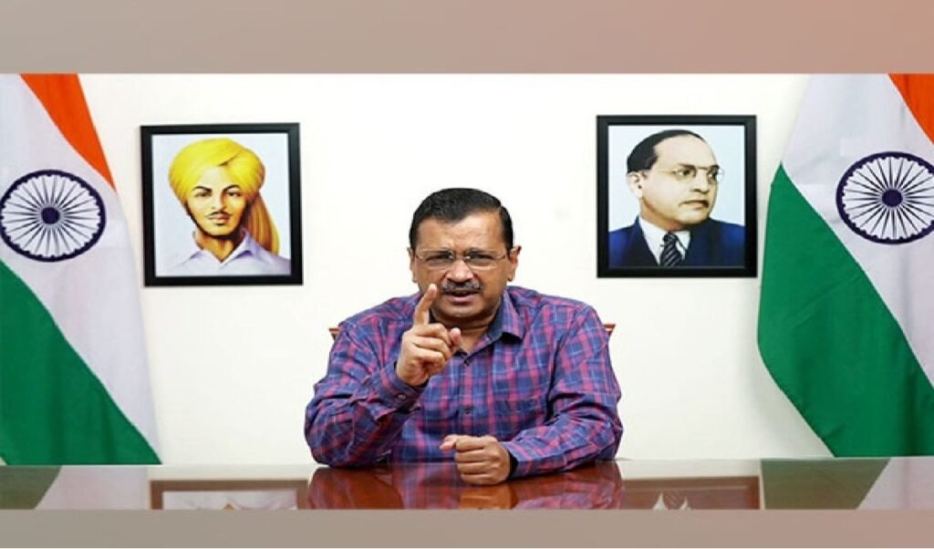 कनॉट प्लेस में प्रदर्शनकारियों को हटा रही दिल्ली पुलिस, केजरीवाल ने पूछा- क्या तिरंगा फहराना कोई अपराध है?