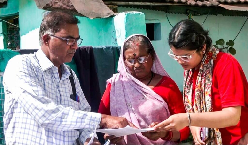 चुनाव आयोग के अधिकारियों को नहीं, मतदाता सूची की नीति बदलिए