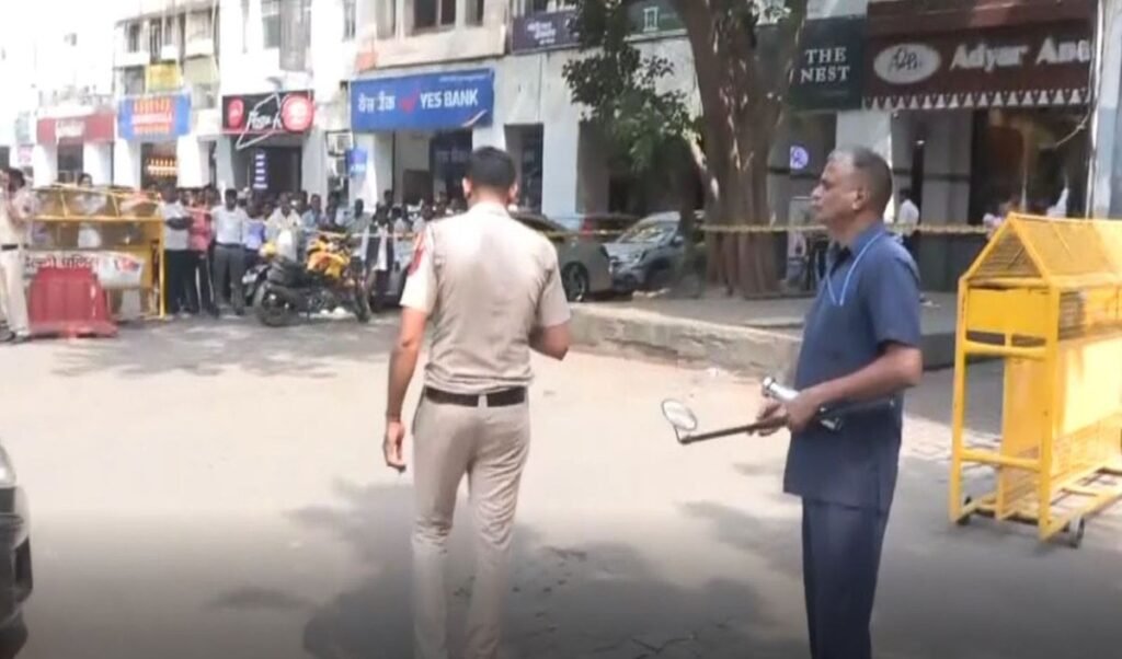 दिल्ली CEO ऑफिस के बाहर कांग्रेस-AAP का प्रदर्शन, कश्मीरी गेट पर भारी पुलिस बल तैनात, खरगे के लंच पर पहुंचे विपक्ष के नेता दिल्ली CEO ऑफिस के बाहर कांग्रेस-AAP का प्रदर्शन, कश्मीरी गेट पर भारी पुलिस बल तैनात, खरगे के लंच पर पहुंचे विपक्ष के नेता