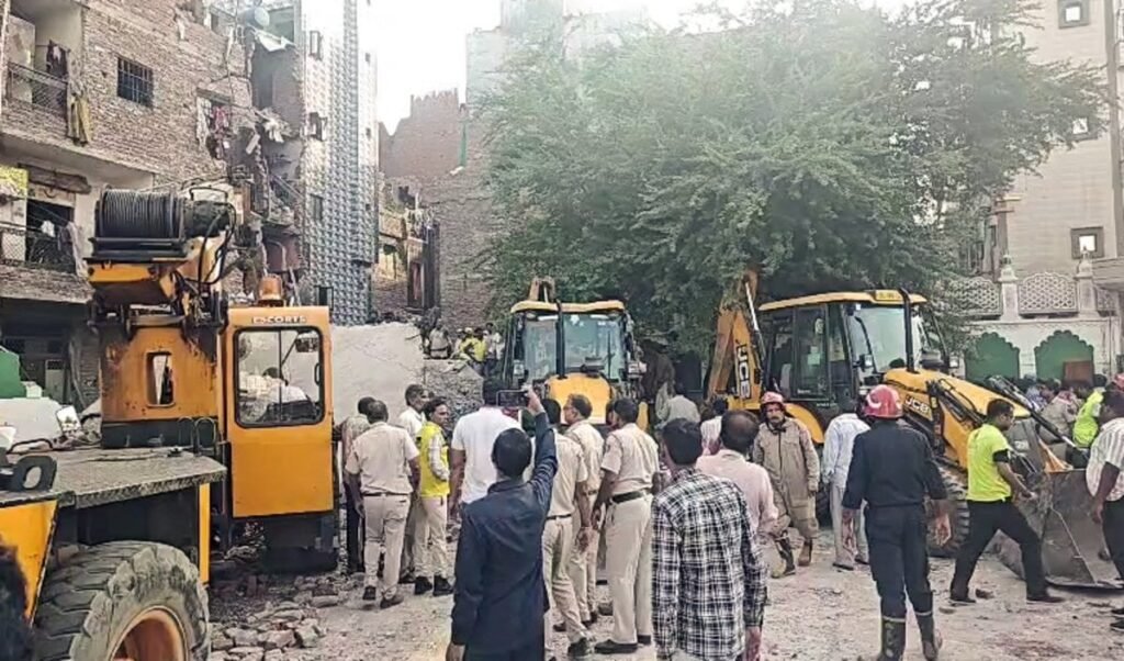 दिल्ली के New Seemapuri में गिरी बहुमंजिला इमारत, मलबे से 7 लोगों को निकाला गया दिल्ली के New Seemapuri में गिरी बहुमंजिला इमारत, मलबे से 7 लोगों को निकाला गया