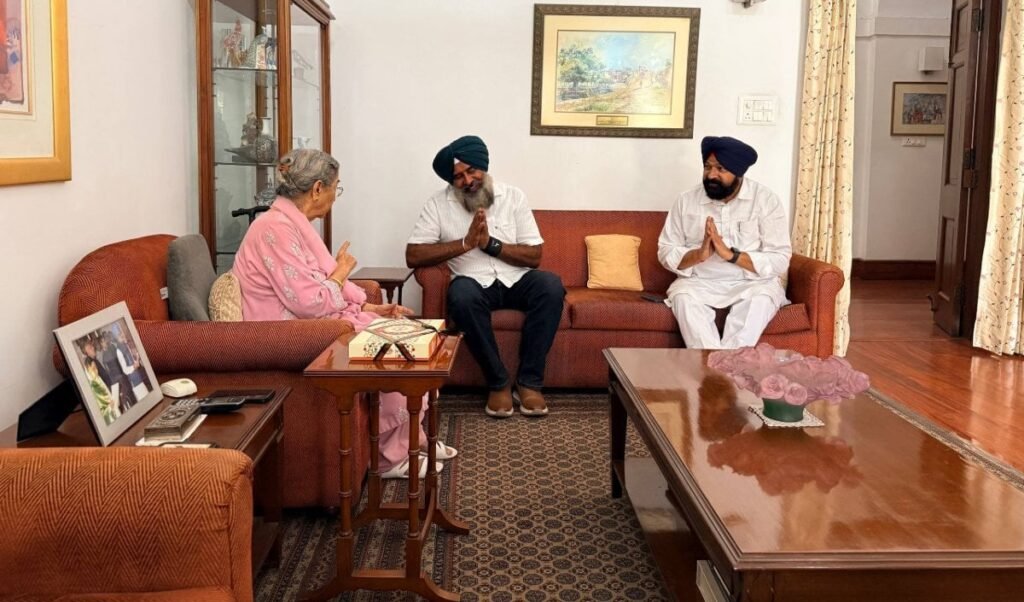 नई पारी शुरू करने से पहले Pargat Singh क्यों पहुंचे मनमोहन सिंह के घर? नई पारी शुरू करने से पहले Pargat Singh क्यों पहुंचे मनमोहन सिंह के घर?