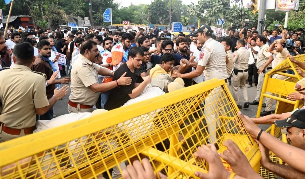 फरीदाबाद में कांग्रेस के प्रदर्शन के दौरान हंगामा! 'इंडिया' गठबंधन के प्रदर्शन में दो महिला नेता आपस में भिड़ीं, मारे थप्पड़ फरीदाबाद में कांग्रेस के प्रदर्शन के दौरान हंगामा! 'इंडिया' गठबंधन के प्रदर्शन में दो महिला नेता आपस में भिड़ीं, मारे थप्पड़