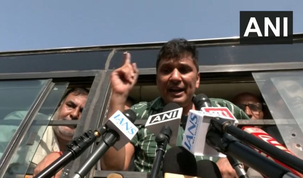 फुटबॉल की तरह उठा-उठाकर फेंक रहे हैं… हिरासत में लिए जाने पर Saurabh Bharadwaj का Delhi Police पर आरोप फुटबॉल की तरह उठा-उठाकर फेंक रहे हैं… हिरासत में लिए जाने पर Saurabh Bharadwaj का Delhi Police पर आरोप