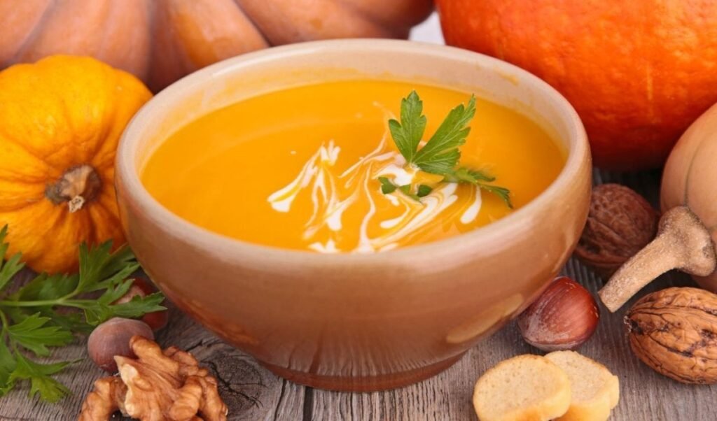 बदलते मौसम में तबीयत नहीं होगी खराब, बस घर पर बनाएं ये गरमागरम Pumpkin Soup