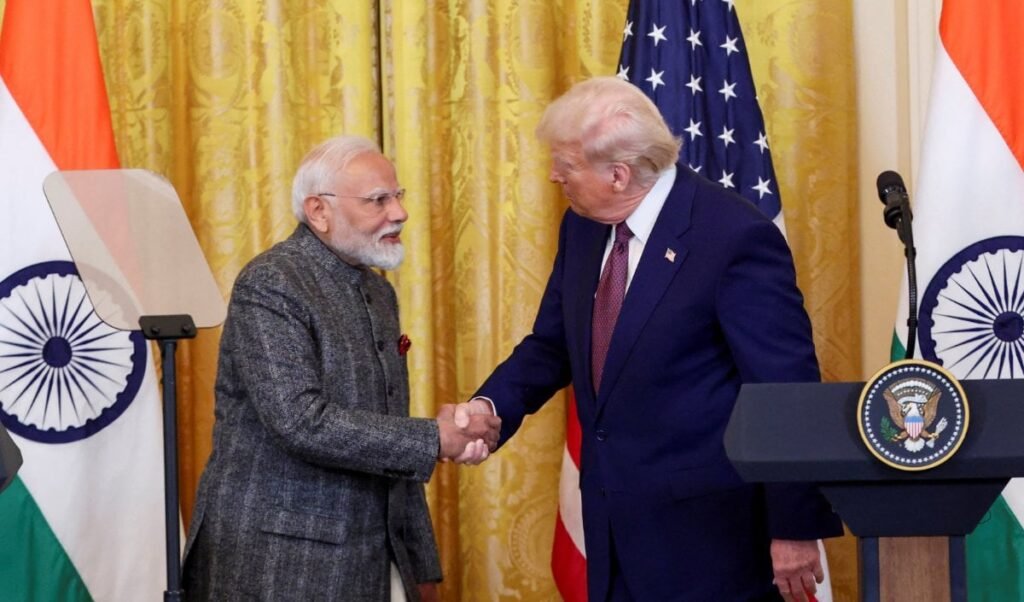 भारत पर 100% टैरिफ लागू होने से ठीक एक दिन पहले Donald Trump का बड़ा यू-टर्न! रूस से तेल पर लगे प्रतिबंध और शुल्क हटाए भारत पर 100% टैरिफ लागू होने से ठीक एक दिन पहले Donald Trump का बड़ा यू-टर्न! रूस से तेल पर लगे प्रतिबंध और शुल्क हटाए