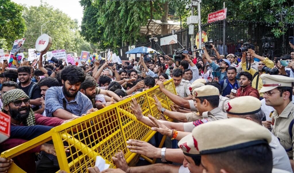 महिला पत्रकार से कथित छेड़छाड़ पर बवाल, पुलिस स्टेशन के बाहर पहुंची CJP महिला पत्रकार से कथित छेड़छाड़ पर बवाल, पुलिस स्टेशन के बाहर पहुंची CJP