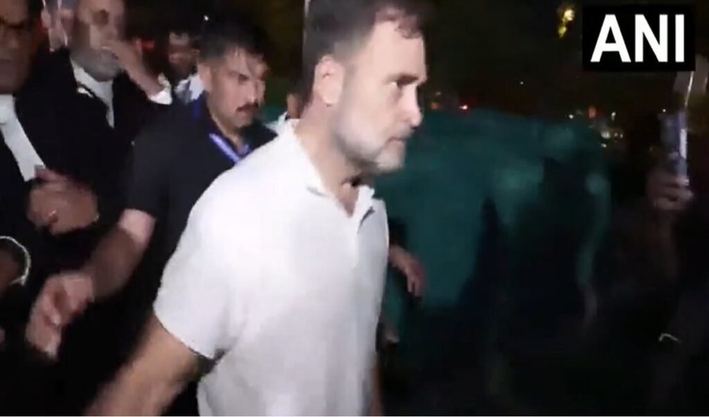 मार्च खत्म करने के बाद अचानक सुप्रीम कोर्ट पहुंचे राहुल और प्रियंका, अखिलेश-तेजस्वी भी रहे मौजूद