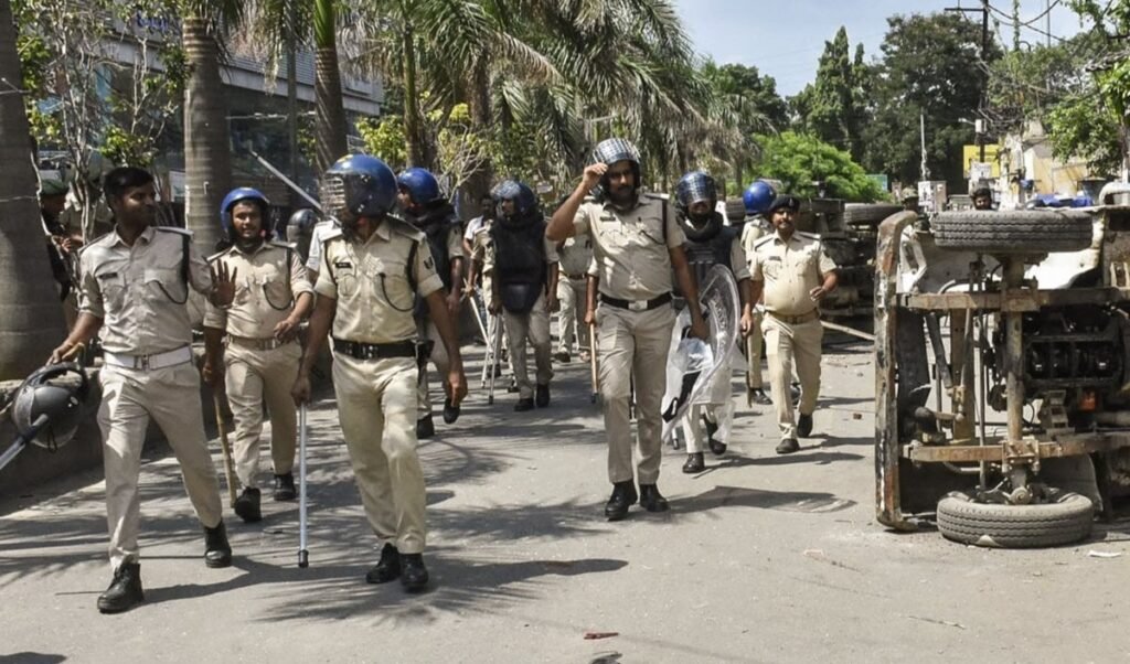 यूपी में अपराध पर सख्त प्रहार! 9.5 वर्षों में पुलिस एनकाउंटर में 303 ढेर, 23,601 इनामी बदमाश गिरफ्तार, 15,233 करोड़ की संपत्ति ज़ब्त यूपी में अपराध पर सख्त प्रहार! 9.5 वर्षों में पुलिस एनकाउंटर में 303 ढेर, 23,601 इनामी बदमाश गिरफ्तार, 15,233 करोड़ की संपत्ति ज़ब्त