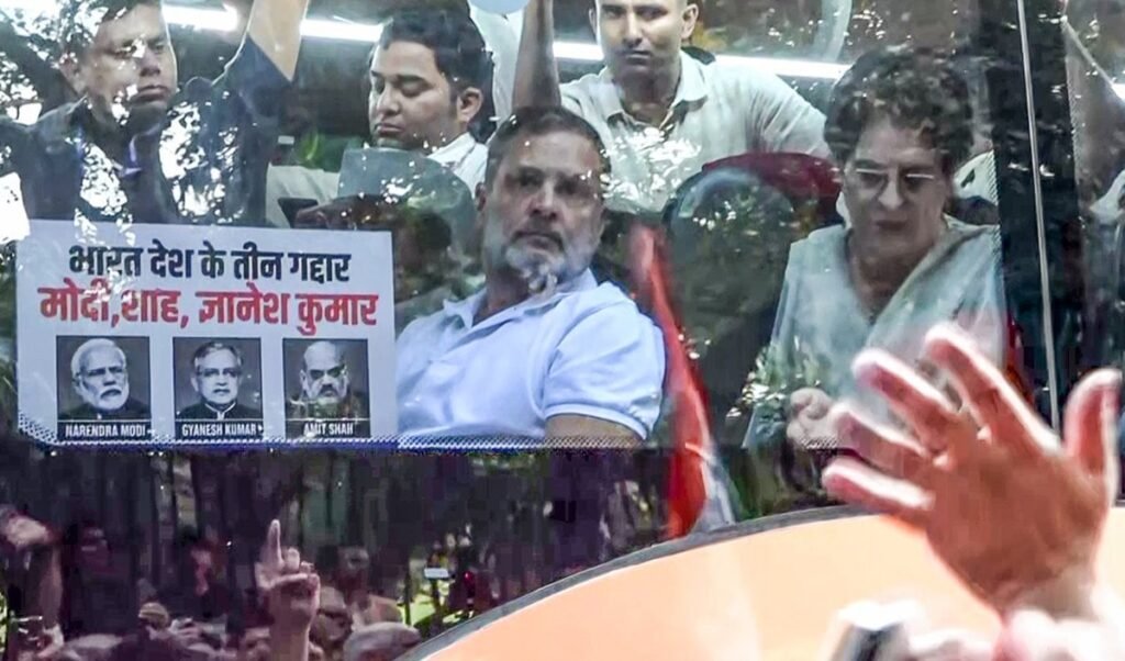 राहुल गांधी समेत सभी विपक्षी सांसद राजघाट से निकले, कल फिर से विरोध प्रदर्शन की तैयारी! राहुल गांधी समेत सभी विपक्षी सांसद राजघाट से निकले, कल फिर से विरोध प्रदर्शन की तैयारी!