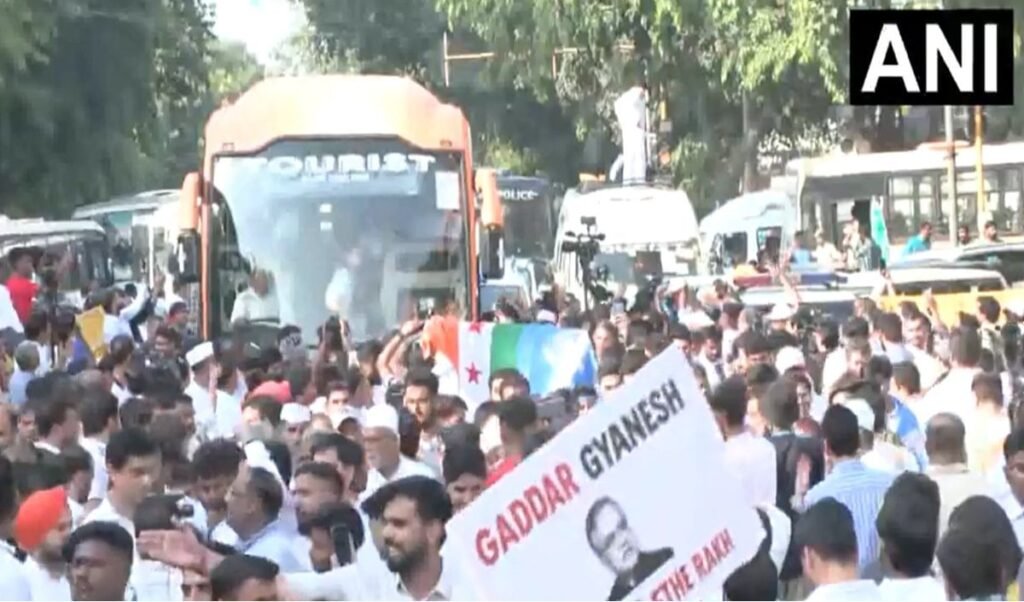 लंच के बाद जंतर-मंतर जा रहे विपक्षी सांसद, राहुल गांधी बोले- अब वहीं देंगे धरना, हर FIR मेरे लिए मेडल
