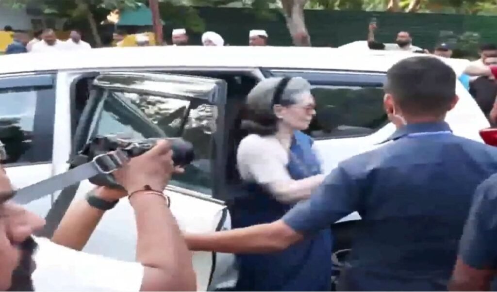 संसदीय सत्र में सरकार को घेरने की तैयारी, Rahul Gandhi के आवास पर जुटे INDIA के दिग्गज संसदीय सत्र में सरकार को घेरने की तैयारी, Rahul Gandhi के आवास पर जुटे INDIA के दिग्गज