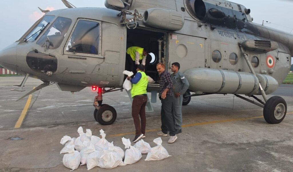 सारण के पानापुर में Dry Ration पहुंचाने के लिए Patna से Helicopter ने भरी उड़ान