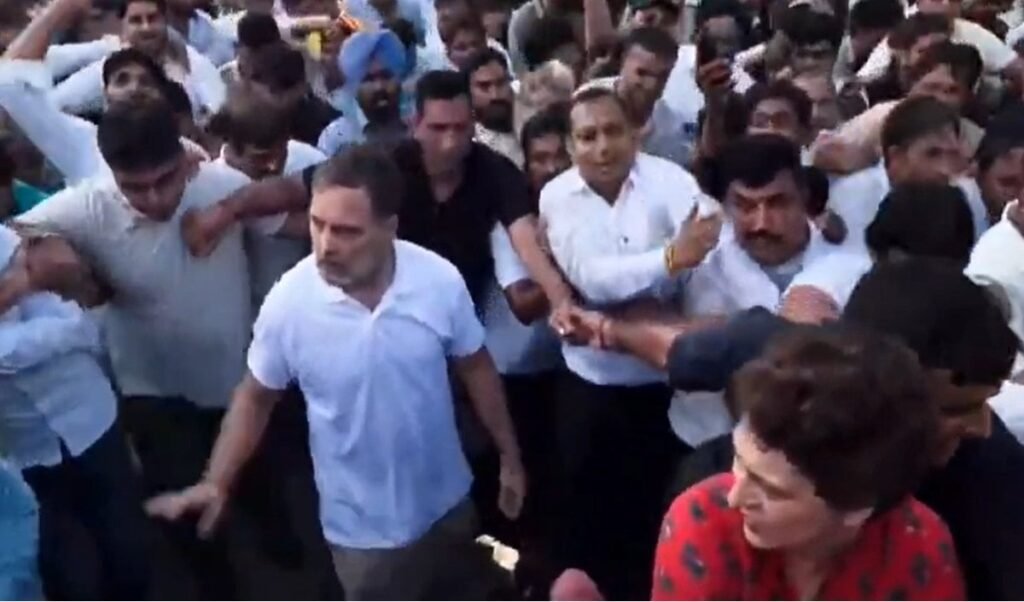 सियासी घमासान के बीच सुप्रीम कोर्ट पहुंचा ‘वोट चोरी’ का विवाद, राहुल गांधी की लीगल टीम ने फाइल की याचिका सियासी घमासान के बीच सुप्रीम कोर्ट पहुंचा ‘वोट चोरी’ का विवाद, राहुल गांधी की लीगल टीम ने फाइल की याचिका
