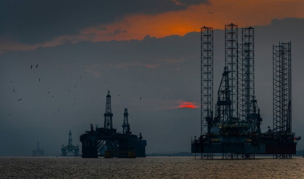 होर्मुज में टैंकर हमलों के बाद Crude Oil में उछाल Brent Crude 105 डॉलर पार पहुंचा होर्मुज में टैंकर हमलों के बाद Crude Oil में उछाल Brent Crude 105 डॉलर पार पहुंचा
